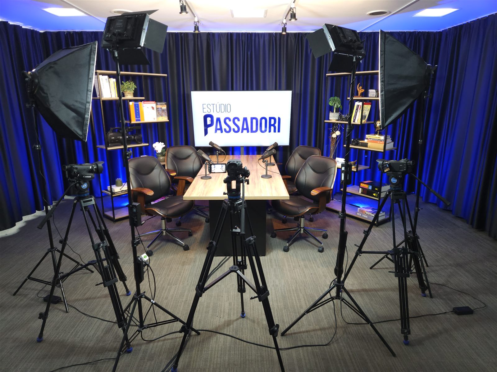 Estúdio Passadori: mesa de gravação com câmeras, iluminação profissional e telão para talk shows e comitês de crise